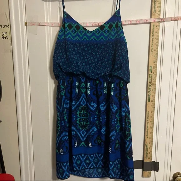 Express ladies Blue and Green Patterned Dress
Medium - Picture 8 of 10